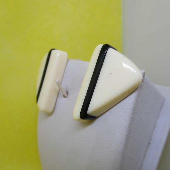 Avon Black White Plastic Triangle Earrings Pierced - Picture 3 of 7